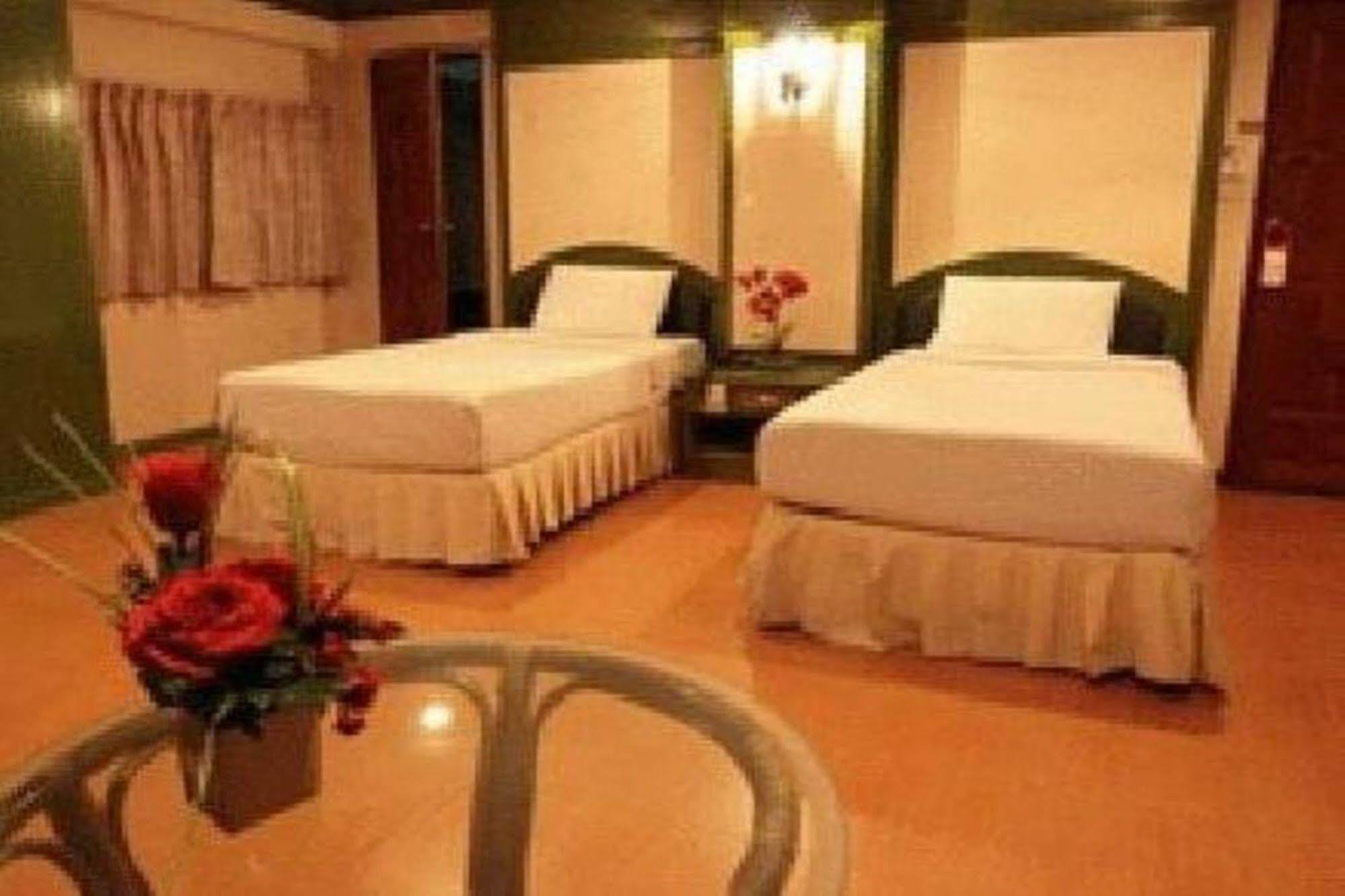 13 Coins Tower Ratchada Khách sạn 2*